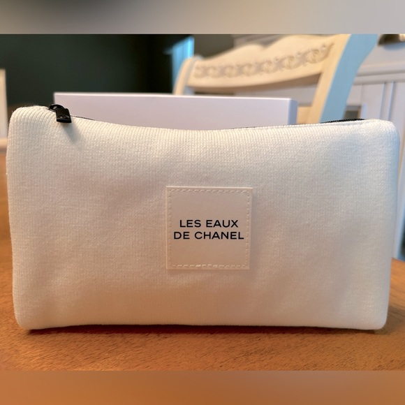 CHANEL COSMETIC POUCH - Picture 1 of 3